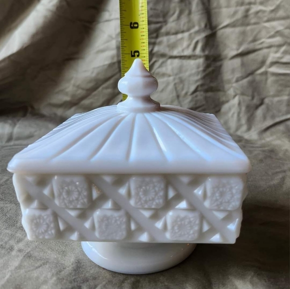 1940-50's Westmoreland 'Old Quilt' lidded compote/honey box milk glass - Picture 8 of 8